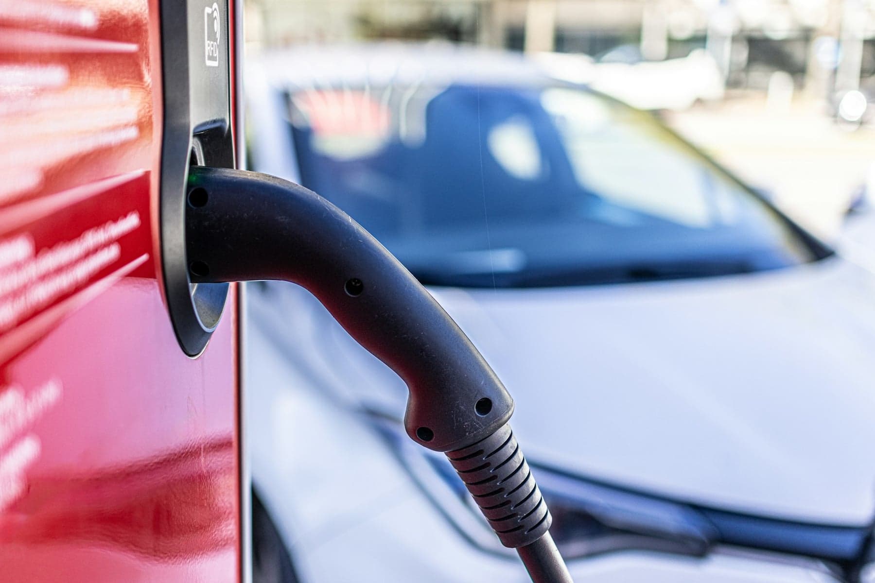 Véhicule électrique en recharge - Guides techniques bornes de recharge