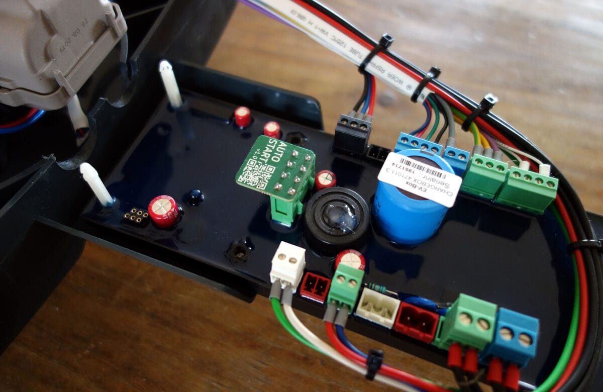 Module AutoStart posé sur le connecteur vert du modem dans une borne EVBox ouverte