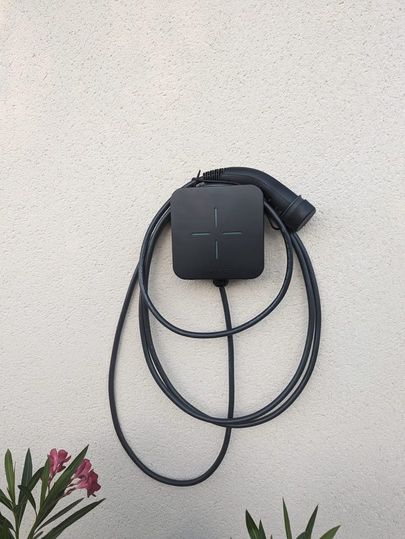 Borne de recharge ChargePoint Home noire installée à Versailles - Solution élégante murale avec câble enroulé sur façade moderne