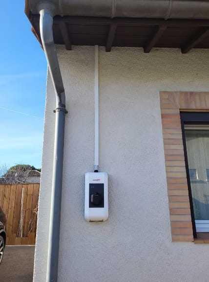 Borne Schneider Electric EVLink blanche installée sur façade moderne Versailles