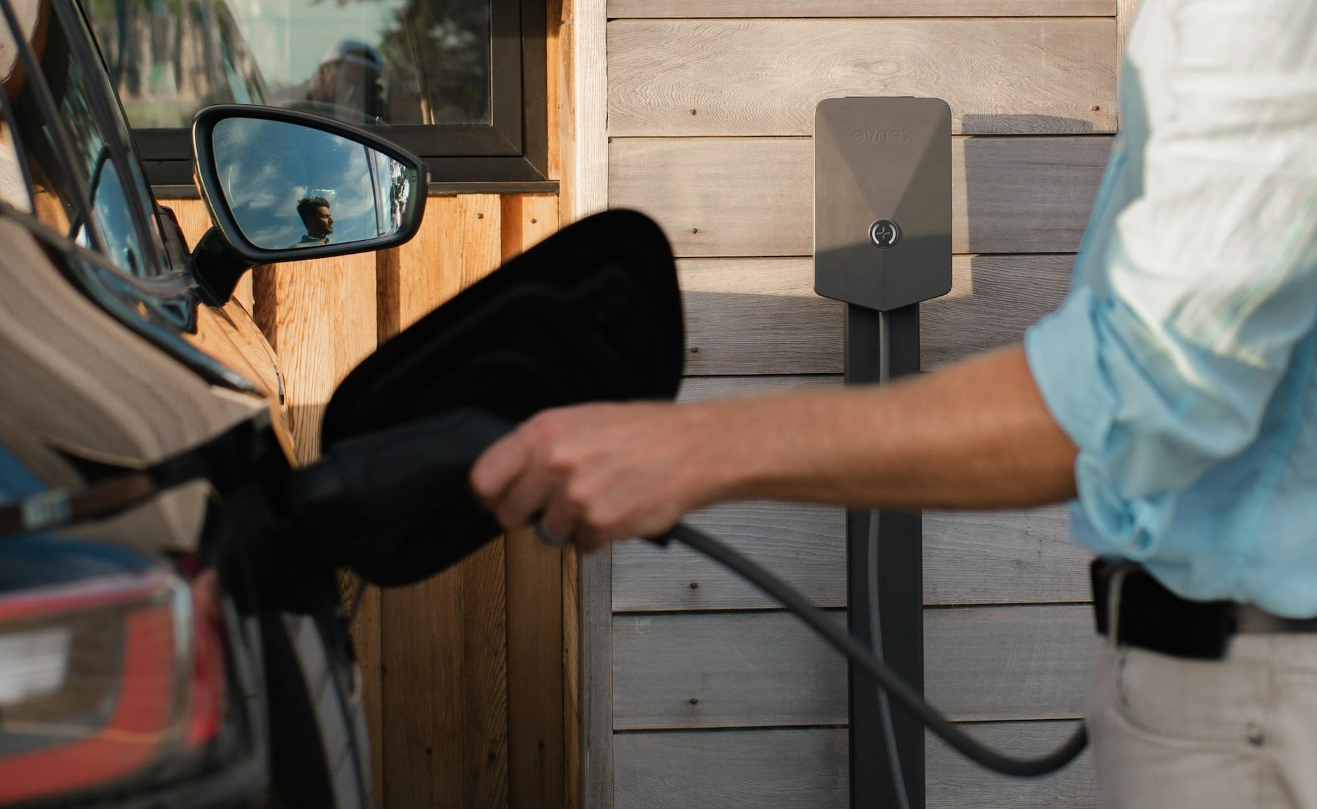Combien coûte un plein de voiture électrique en 2025 : Guide complet recharge domicile vs bornes ultra rapides