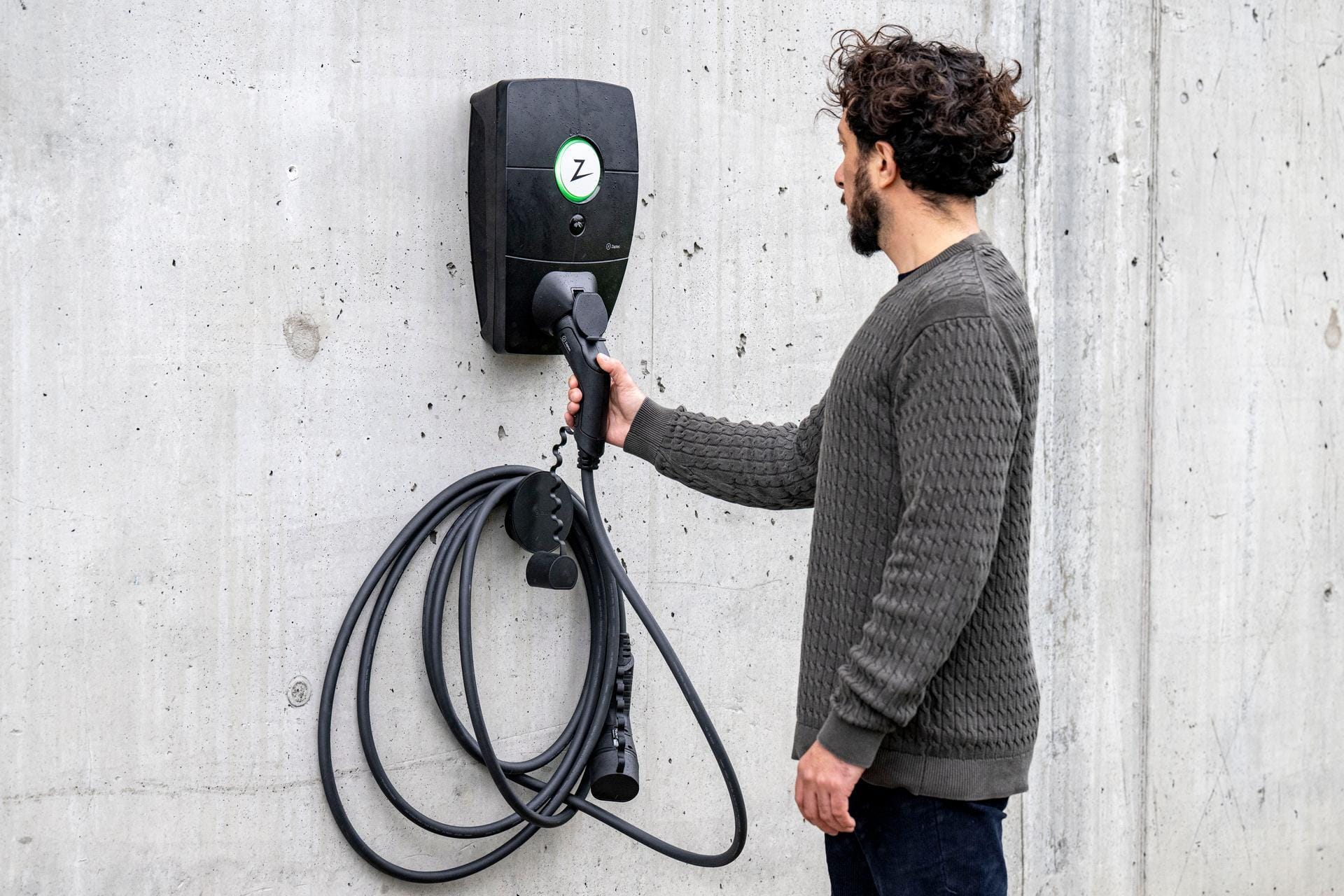 Installation de bornes de recharge Zaptec Pro dans un environnement commercial, démonstrant l'intégration harmonieuse du design norvégien